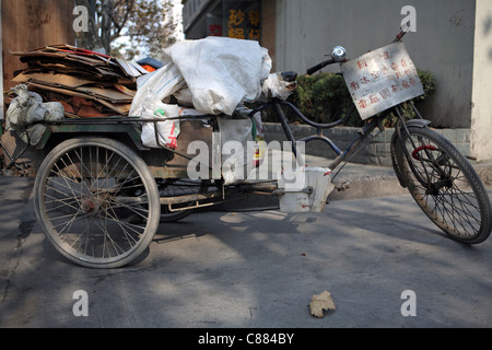 Le recyclage dans les rues de Hangzhou, Chine. Les travailleurs migrants itinérants migrent vers la ville à la recherche de vie prospère Banque D'Images