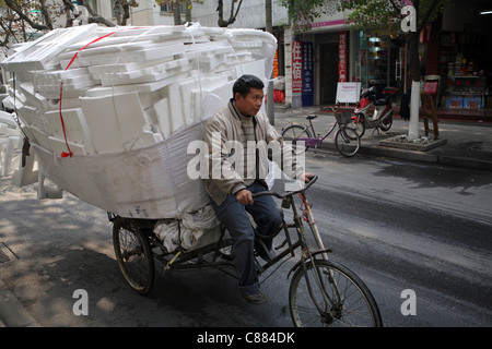 Le recyclage dans les rues de Hangzhou, Chine. Les travailleurs migrants itinérants migrent vers la ville à la recherche de vie prospère Banque D'Images