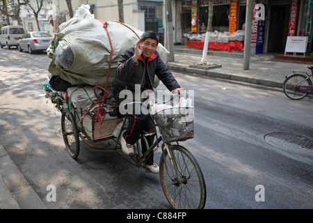Le recyclage dans les rues de Hangzhou, Chine. Les travailleurs migrants itinérants migrent vers la ville à la recherche de vie prospère Banque D'Images