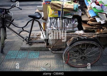 Le recyclage dans les rues de Hangzhou, Chine. Les travailleurs migrants itinérants migrent vers la ville à la recherche de vie prospère Banque D'Images