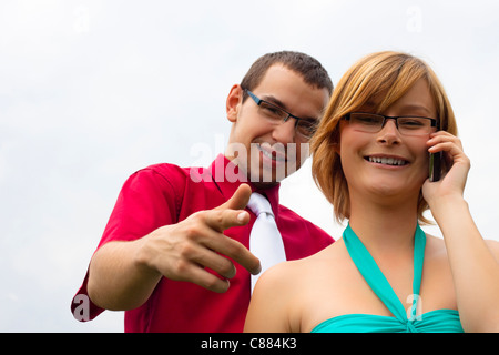 Portrait de jeune homme et femme. Les jeunes de l'équipe d'entreprises prospères concept. Banque D'Images