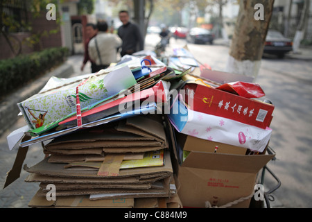 Le recyclage dans les rues de Hangzhou, Chine. Les travailleurs migrants itinérants migrent vers la ville à la recherche de vie prospère Banque D'Images