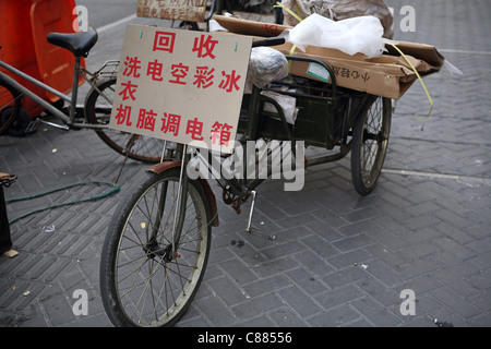 Le recyclage dans les rues de Hangzhou, Chine. Les travailleurs migrants itinérants migrent vers la ville à la recherche de vie prospère Banque D'Images