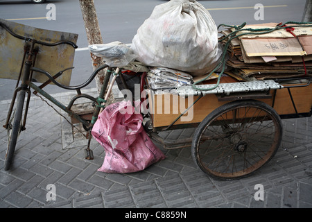 Le recyclage dans les rues de Hangzhou, Chine. Les travailleurs migrants itinérants migrent vers la ville à la recherche de vie prospère Banque D'Images