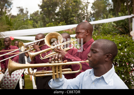 Une fanfare joue à un mariage à l'extérieur d'Arusha, Tanzanie, Afrique de l'Est. Banque D'Images