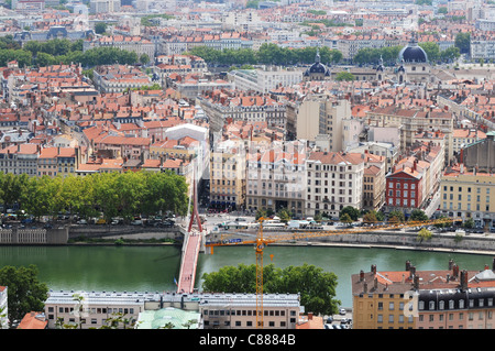 Panorama de la ville de Lyon avec la passerelle du Palais de Justice pied pont sur la Saône, France - vue de la colline de Fourvière Banque D'Images