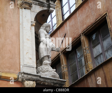 Statue sur la rue Saint-Jean à la Chambre sur la vieille ville en ville Lyon, France Banque D'Images