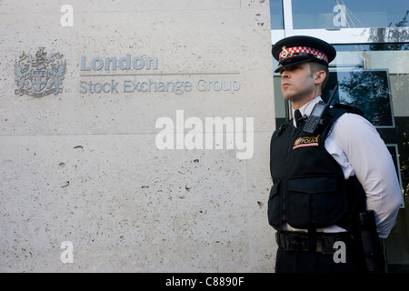 Ville de London, UK, 15/10/2011. Ville de London police sont affectés à la garde de la Bourse des locaux près de Square Paternoster n la ville de Londres pendant la cupidité des entreprises et les mesures d'austérité du gouvernement de protestation. Banque D'Images