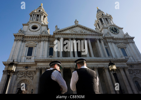 Ville de London, UK, 15/10/2011. Agents de la police métropolitaine se tenir sous les piliers et les clochers de Sir Christopher Wren, la Cathédrale St Paul dans la ville de Londres pendant la cupidité des entreprises et les mesures d'austérité du gouvernement de protestation. Banque D'Images