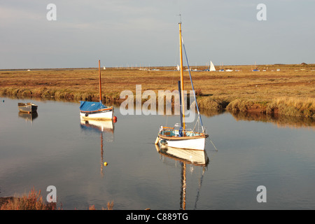 Bateaux amarrés à proximité de Blakeney Quay North Norfolk UK Banque D'Images
