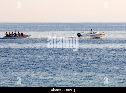 Banana Boat à Mer Rouge vu de la plage de Taba, Egypte Banque D'Images