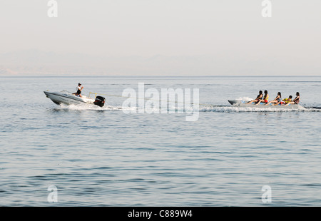 Banana Boat à Mer Rouge vu de la plage de Taba, Egypte Banque D'Images