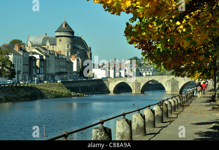 Château de la ville de Laval en Mayenne (Pays de la Loire, France). La rivière : 'la Mayenne' et le vieux pont médiéval 'le Vieux-Pont' Banque D'Images