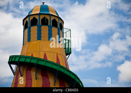 Helter Skelter colorés sur fond de ciel bleu Banque D'Images