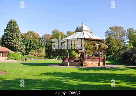 Kiosque dans le parc Victoria, Newbury, Berkshire, Angleterre, Royaume-Uni Banque D'Images