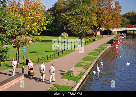 Kennet & Avon Canal et le parc Victoria, Newbury, Berkshire, Angleterre, Royaume-Uni Banque D'Images