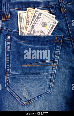 Dollars dans la poche arrière de jeans bleu Banque D'Images