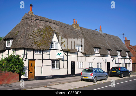 Maisons à pans de chalets sur Bath Road, Woolhampton, Berkshire, Angleterre, Royaume-Uni Banque D'Images