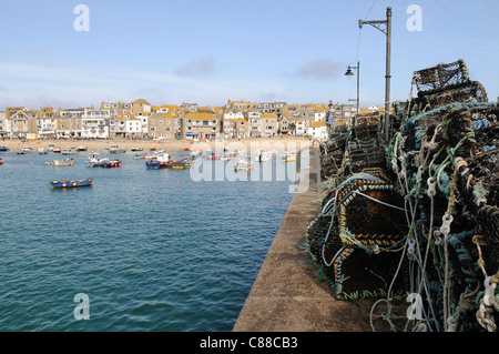 Des casiers à crabe et homard sur Smeaton Pier St Ives Cornwall England UK GO Banque D'Images