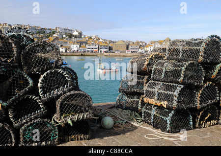 Des casiers à crabe et homard sur Smeaton Pier St Ives Cornwall England UK GO Banque D'Images