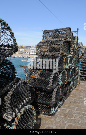 Des casiers à crabe et homard sur Smeaton Pier St Ives Cornwall England UK GO Banque D'Images