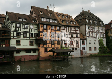 Maisons à ossature de bois dans la Petite France trimestre dans le centre historique de Strasbourg, France. Banque D'Images