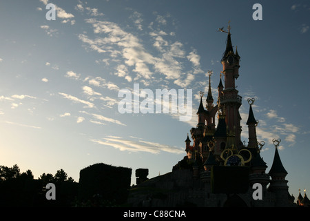 Château de La Belle au bois dormant à Disneyland Paris, France. Banque D'Images