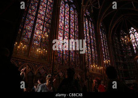 Vitraux de la chapelle de la Sainte Chapelle à Paris, France. Banque D'Images