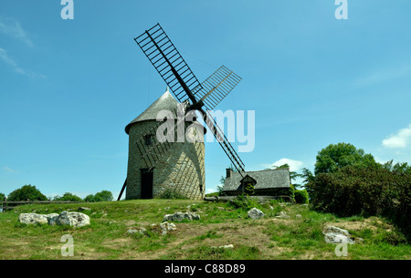 Mont Dol moulin sur le dessus de la colline (Ille et Vilaine, Bretagne, France). Banque D'Images