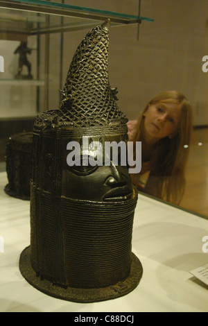 Tête en bronze de la Reine vu au British Museum de Londres, Angleterre, Royaume-Uni. Banque D'Images