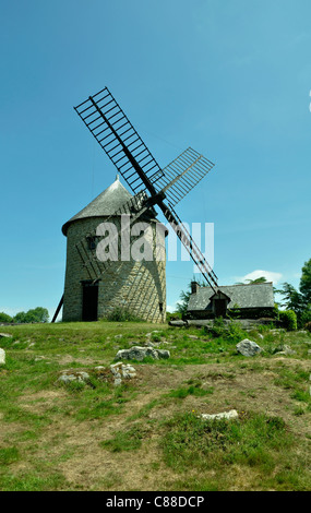 Mont Dol moulin sur le dessus de la colline (Ille et Vilaine, Bretagne, France). Banque D'Images