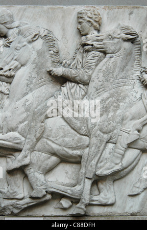 Détail de la frise en marbre d'Elgine de Parthénon vue au British Museum à Londres, Angleterre, Royaume-Uni. Banque D'Images