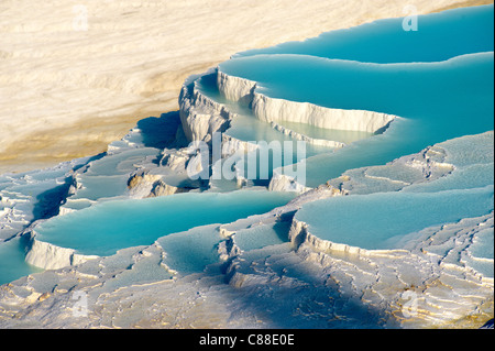 Pamukkale, signifiant "château de coton" en turc, naturel travertin thermaux piscines Denizli, Turquie. Banque D'Images