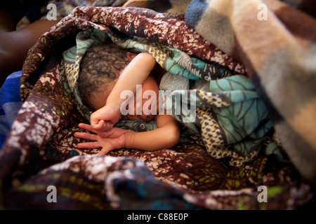 Un nouveau-né dort dans la maternité de l'hôpital de Dedza, Malawi, Afrique du Sud. Banque D'Images