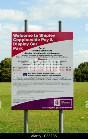 Payer et Afficher parking sign shipley country park england uk Banque D'Images