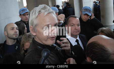 London, UK, 15/10/2011. Julian Assange, fondateur de WikiLeaks, assiste à Occupy London manifestation sur les marches de Saint Paul's. Il a donné un bref discours. Banque D'Images