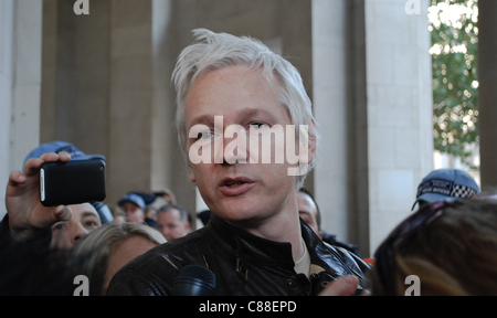 London, UK, 15/10/2011. Julian Assange, fondateur de WikiLeaks, assiste à Occupy London manifestation sur les marches de Saint Paul's. Il a donné un bref discours. Banque D'Images