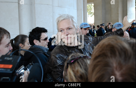 London, UK, 15/10/2011. Julian Assange, fondateur de WikiLeaks, assiste à Occupy London manifestation sur les marches de Saint Paul's. Il a donné un bref discours. Banque D'Images