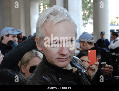 London, UK, 15/10/2011. Julian Assange, fondateur de WikiLeaks, assiste à Occupy London manifestation sur les marches de Saint Paul's. Il a donné un bref discours. Banque D'Images