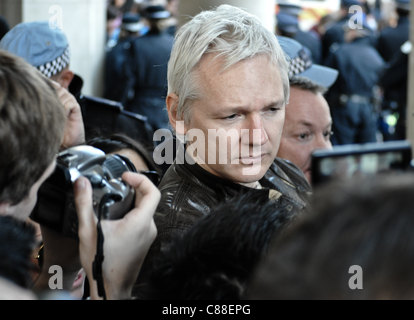 London, UK, 15/10/2011. Julian Assange, fondateur de WikiLeaks, assiste à Occupy London manifestation sur les marches de Saint Paul's. Il a donné un bref discours. Banque D'Images