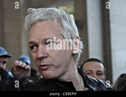 London, UK, 15/10/2011. Julian Assange, fondateur de WikiLeaks, assiste à Occupy London manifestation sur les marches de Saint Paul's. Il a donné un bref discours. Banque D'Images