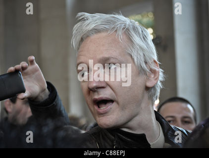 London, UK, 15/10/2011. Julian Assange, fondateur de WikiLeaks, assiste à Occupy London manifestation sur les marches de Saint Paul's. Il a donné un bref discours. Banque D'Images