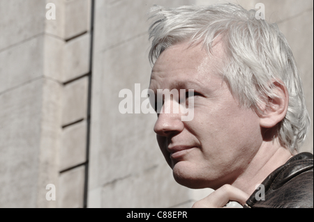 London, UK, 15/10/2011. Julian Assange, fondateur de WikiLeaks, assiste à Occupy London manifestation sur les marches de Saint Paul's. Il a donné un bref discours. Banque D'Images