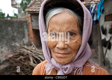 Une vieille femme vivant à Hanoi, Vietnam. Banque D'Images