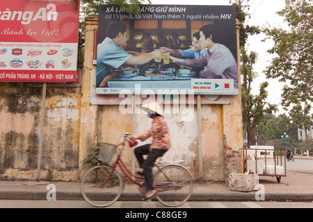 Une prise de conscience du VIH annonce est affichée dans les rues de Hanoi, Vietnam. Banque D'Images