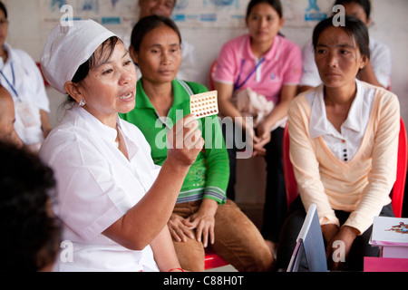 Les femmes parler de contrôle des naissances à une clinique de santé génésique à Kampong Cham, Cambodge, l'Asie du Sud-Est. Banque D'Images