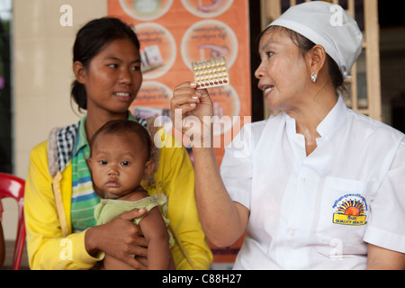 Les femmes parler de contrôle des naissances à une clinique de santé génésique à Kampong Cham, Cambodge, l'Asie du Sud-Est. Banque D'Images