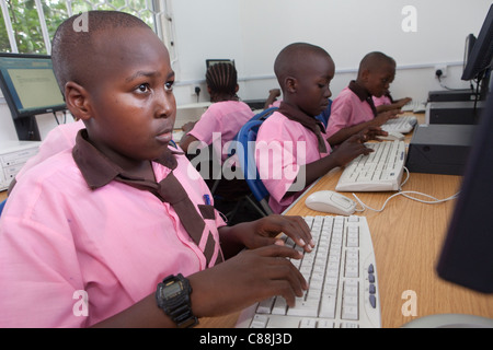 Les élèves apprennent d'une école à Dar es Salaam, Tanzanie, Afrique de l'Est. Banque D'Images