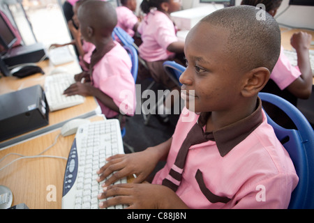 Les élèves apprennent d'une école à Dar es Salaam, Tanzanie, Afrique de l'Est. Banque D'Images