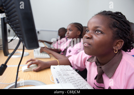 Les élèves apprennent d'une école à Dar es Salaam, Tanzanie, Afrique de l'Est. Banque D'Images